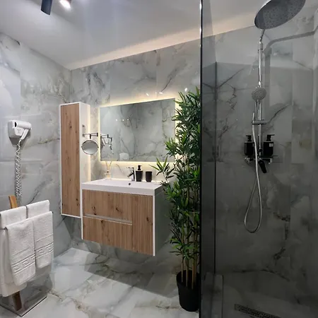 Lagoon 706 * בוקרשט